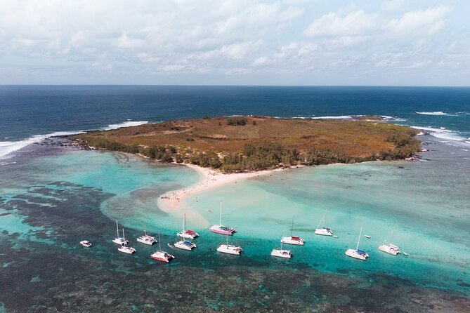 3 North Islands Catamaran Cruise with Lunch & Drinks on island. - Who will enjoy this northern-island day?