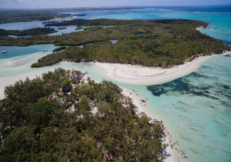 5 Islands Boat Trip, Snorkeling and Lunch on Ile aux Cerfs - Languages, booking flexibility, and cancellation