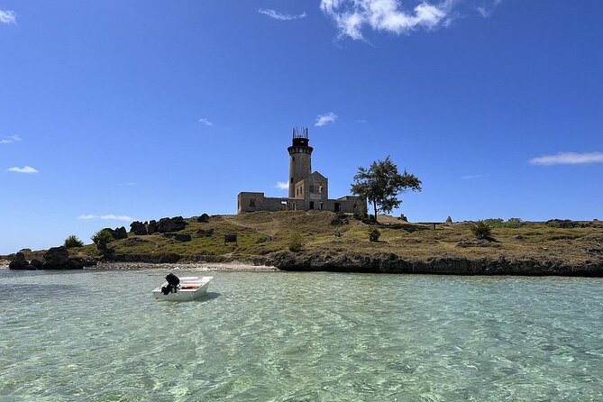 5 Islands Private Speedboat with Snorkeling Lunch and Drinks - Passing Ilot Vacoas and reaching Ile aux Flamants