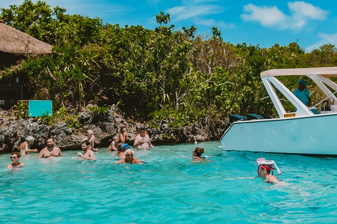5 Islands Speedboat Cruise incl. Snorkeling in Blue Bay + Lunch at Ile aux Cerfs - A fast, social way to see Mauritius