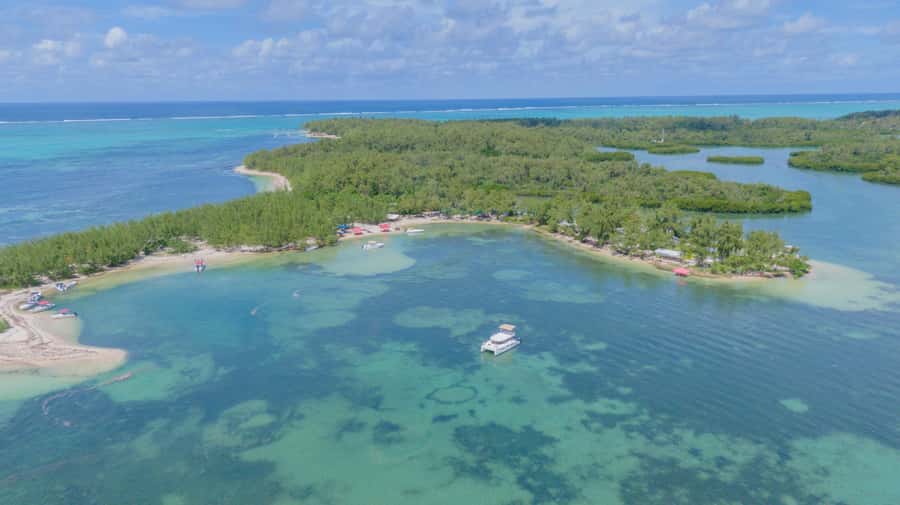 5 Islands Speedboat Cruise, Snorkeling + Lunch & Open Bar - Ile aux Aigrettes and the nature reserve setting
