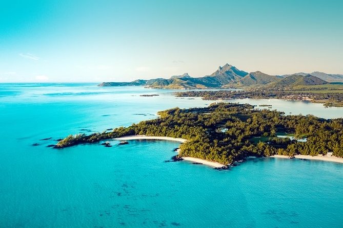 5 Islands Tour: NEW Private OCÉANE Speed Boat - Ile aux Fouquets Lighthouse from the water