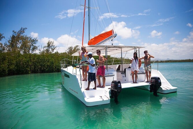 All inclusive CATAMARAN with BBQ : Ile aux cerf & GRSE waterfall - Meeting the catamaran crew and getting settled