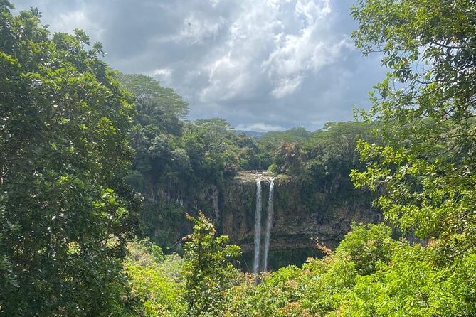 All Inclusive Full Day Tour: Chamarel Rhumrie,7-Coloured & Lunch - An 8:00 am start sets the tone