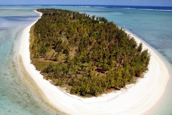Catamaran Cruise to Ile Aux Bénitiers: Dolphin watch, Crystal Rock & Transfer - Lunch on the boat, with Mauritian music