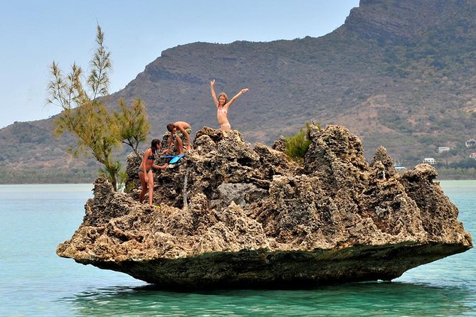 Catamaran Cruise to Ile Aux Bénitiers: Dolphin watch, Crystal Rock & Transfer - Ile aux Bénitiers: beach time with a busy side