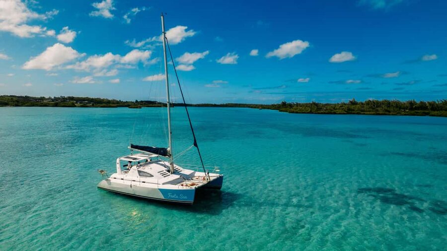 Catamaran Cruise to île aux Cerfs w Dolphins watch & Lunch - Cruising through the turquoise lagoon