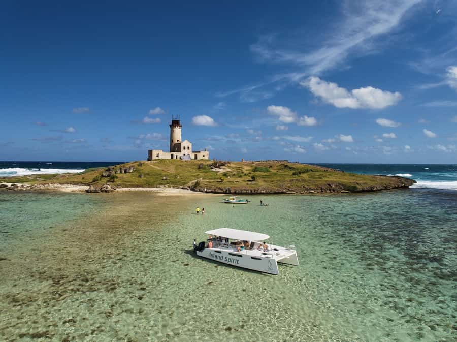 Catamaran Mauritius: South East 5 Islands Catamaran Cruises - Cruising toward Ile aux Cerfs