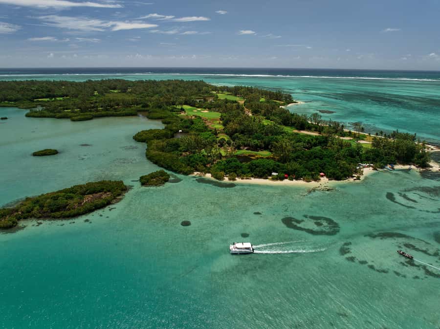 Catamaran Mauritius: South East 5 Islands Catamaran Cruises - Passing Ile aux Aigrettes