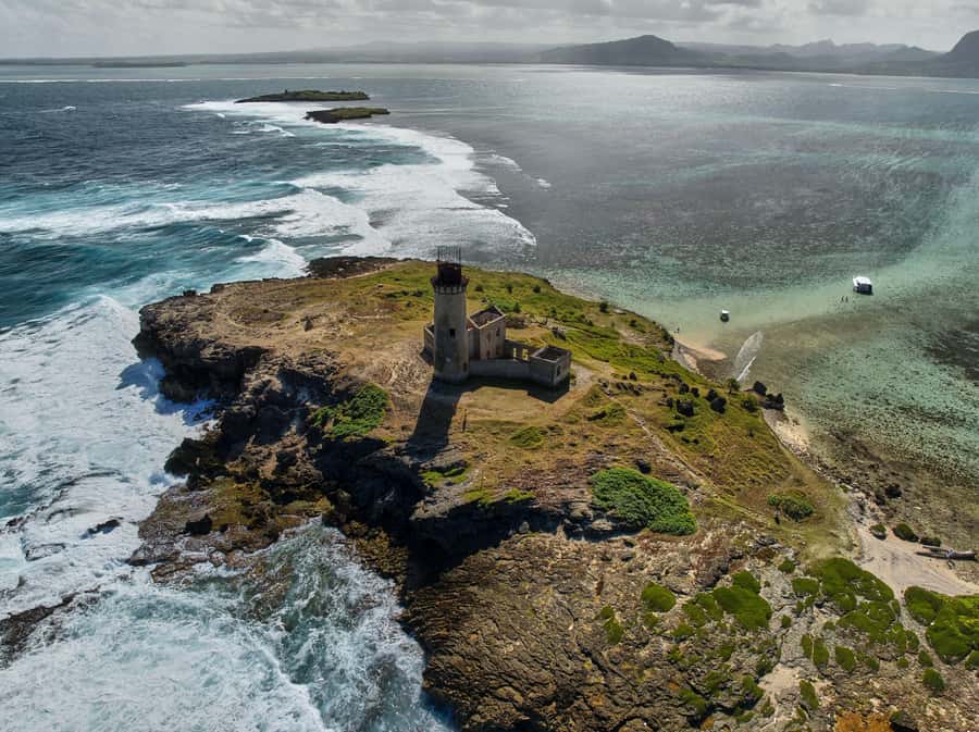 Catamaran Mauritius: South East 5 Islands Catamaran Cruises - Crew, mood, and the pace of the boat