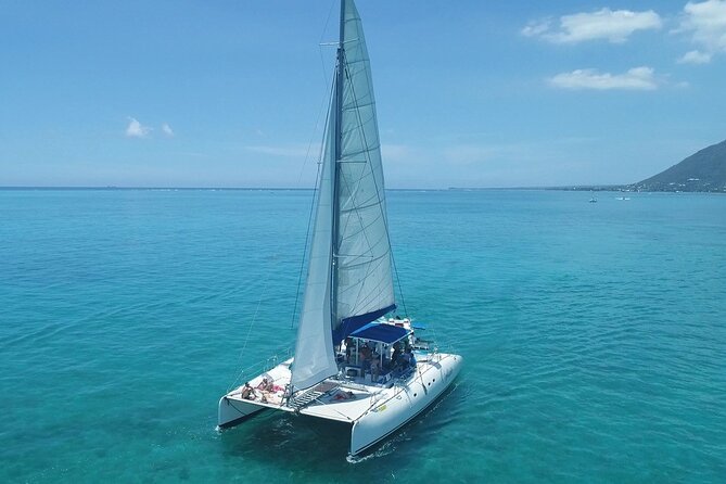 Full Day Catamaran Cruise on shared basis to Bénitiers Island - Lunch Near Crystal Rock