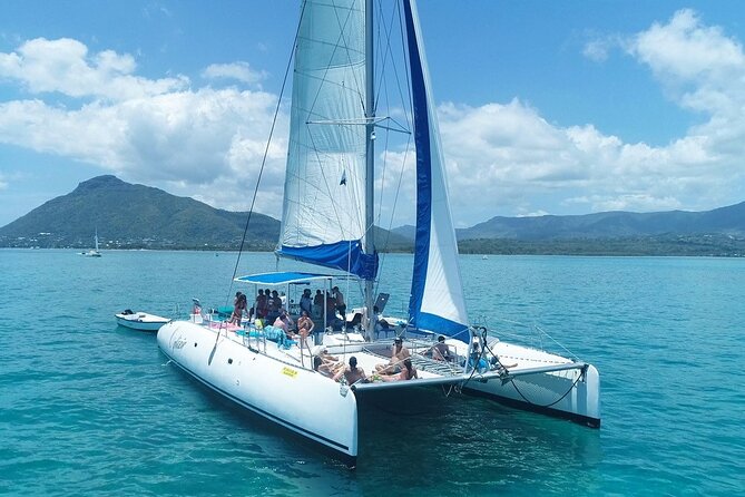 Full Day Catamaran Cruise on shared basis to Bénitiers Island - A Brief Visit to Bénitiers Island