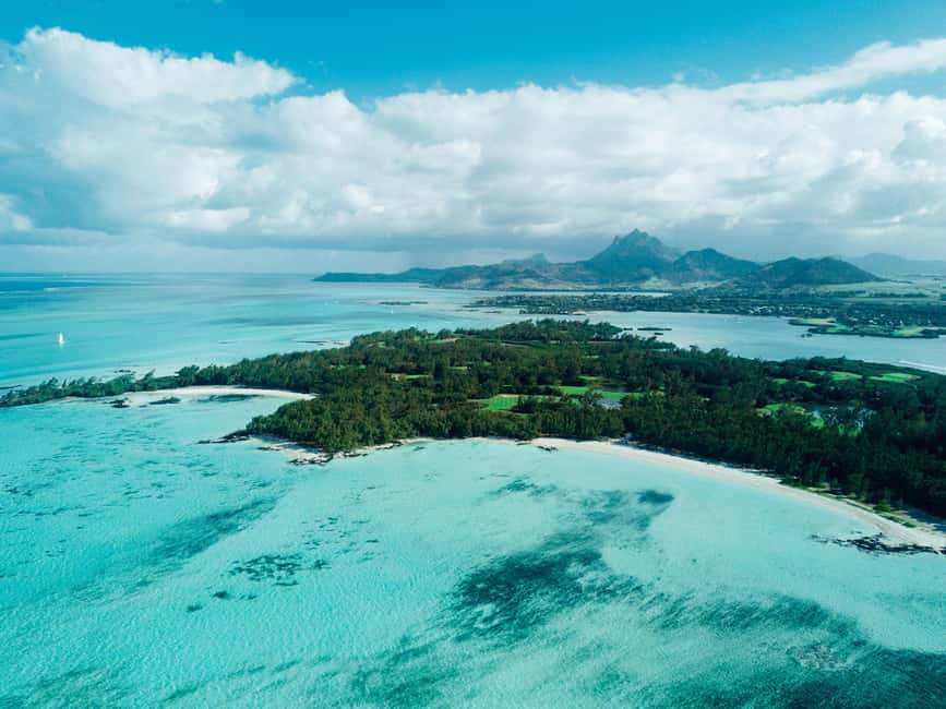 Full-day Catamaran Cruise to Ile aux Cerfs with Lunch - The catamaran ride along the east coast