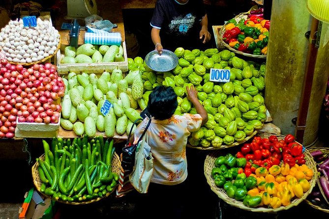 Full-day Private Mauritius Shopping Tour: including a Visit to the Capital City - Central Market: spices, snacks, and everyday Port Louis