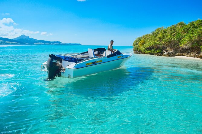 Full Day Tour 5 Island to Ile Aux Cerfs Incl. Lunch and Transfer - Ile de la Passe and a short lesson in coastal defense