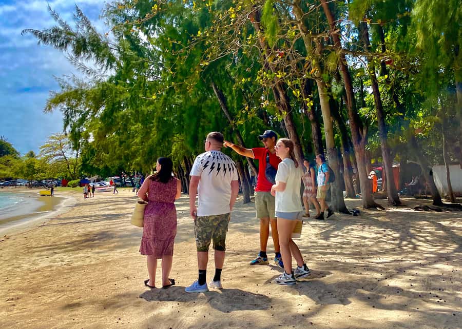 Grand Baie: Coastal Cuisine & Culture Walking Tour - A small group makes the format work