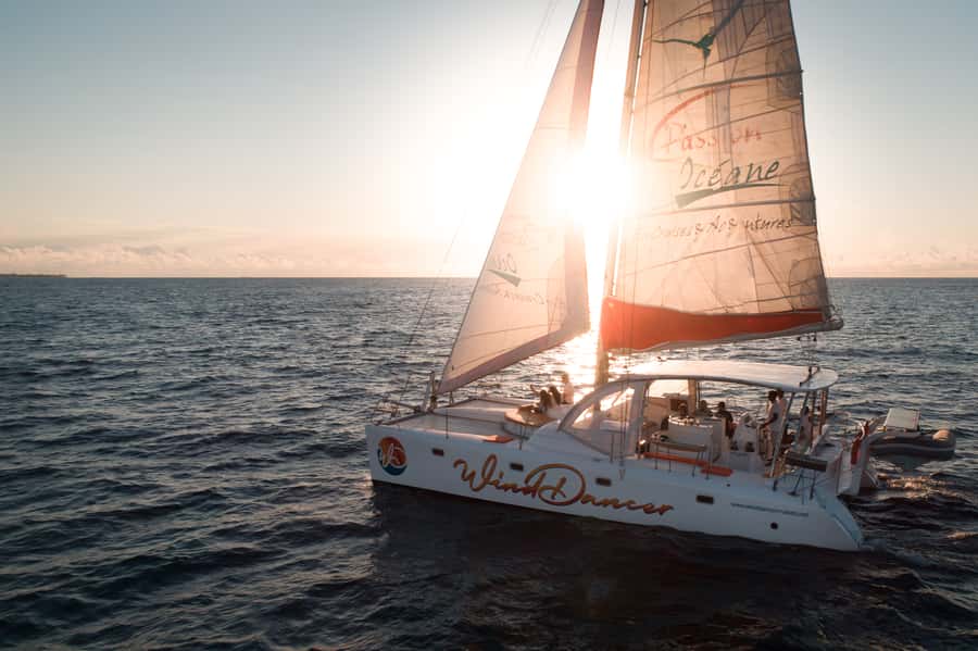 Grand Baie: Cocktail & Sunset Catamaran Cruise - Boarding at 4:45 PM and choosing your place on deck