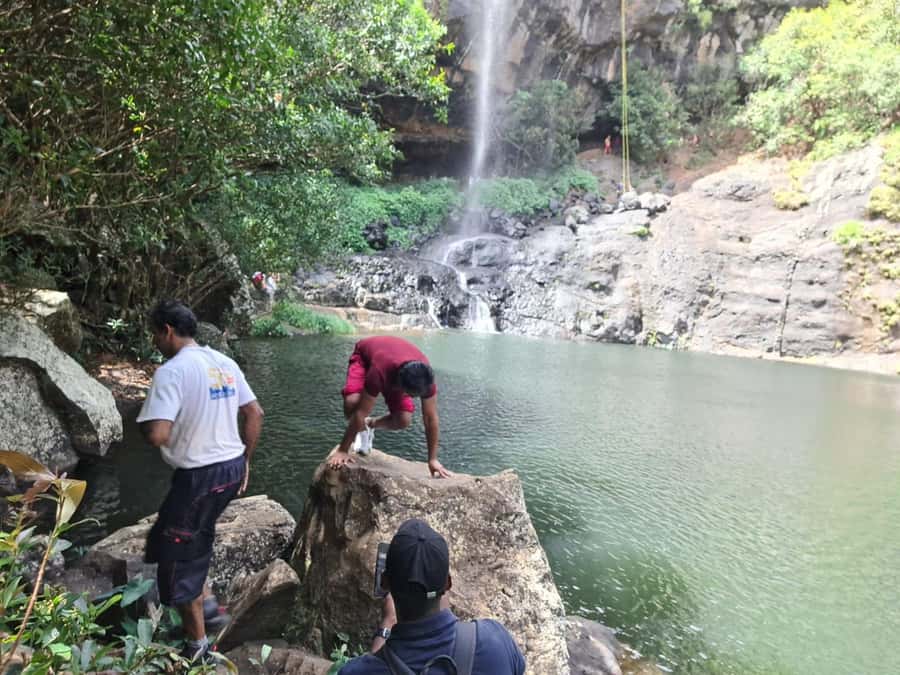 Henrietta: Hiking at the Tamarind Waterfalls - The first 600 meters bring the river closer
