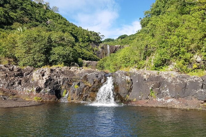 Hiking Trip Full-Day: The Magnificent 7 Waterfalls Sept Cascades including Lunch - The heart-shaped natural spa and photo stops