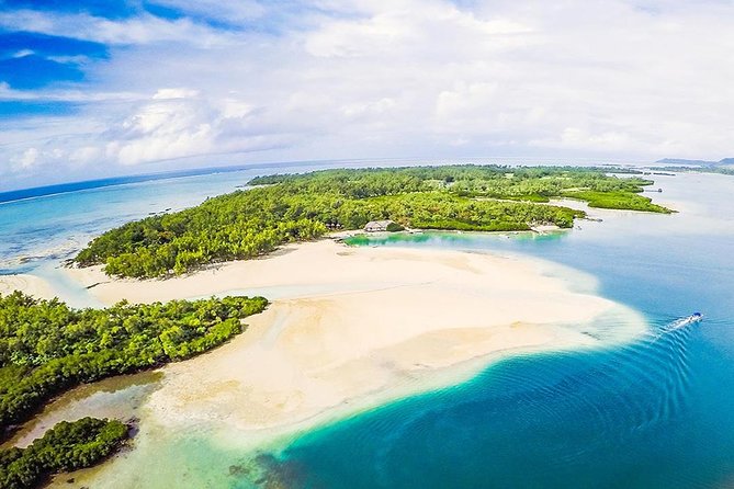 Ile aux Cerf: Speed boat with Parasailing & Tube Riding and Lunch - Tube riding is the loud, wet part of the day