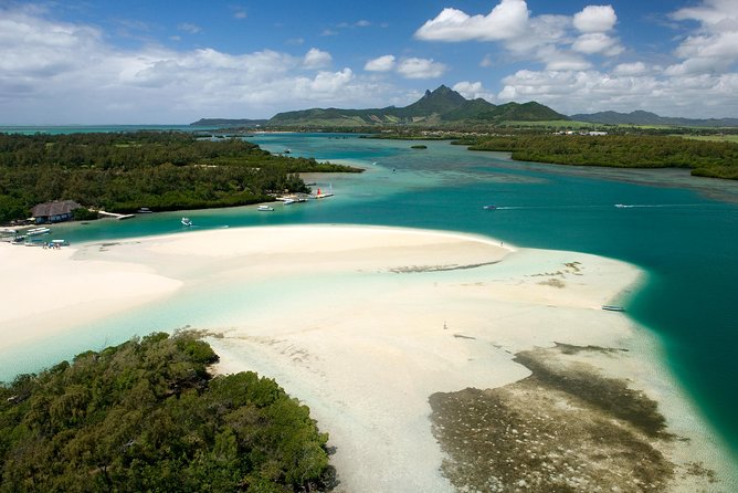 Ile aux Cerf: Speed boat with Parasailing & Tube Riding and Lunch - What the $152.69 price really covers