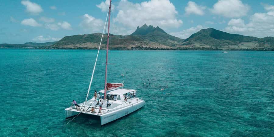 Île aux Cerfs: Full-Day Cruise with Hotel Pickup & Drop-off - Barbecue lunch beside Île aux Cerfs