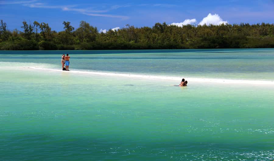 Ile aux Cerfs: The very best day by catamaran. - Ile aux Cerfs: beautiful, busy, and easy to overpack