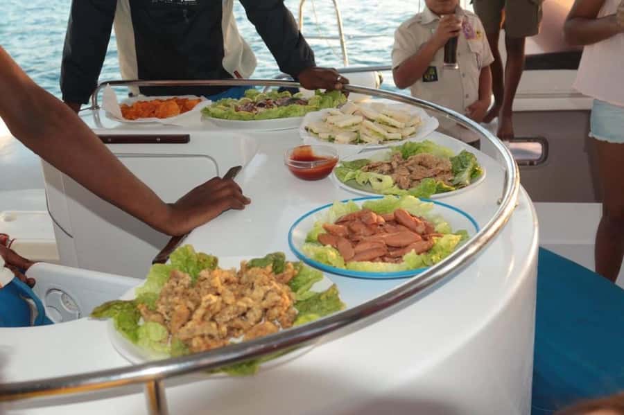 Ilot Gabriel: Catamaran Cruise & BBQ Lunch - Two hours across the open sea