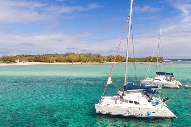 Luxury Catamaran Cruise: The Northern Islands - Ile Plate and the short beach break