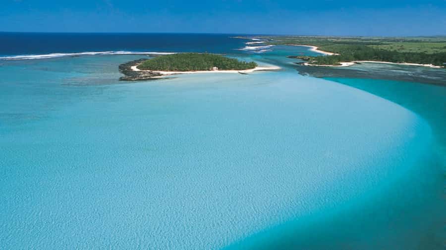 Mahebourg: L'île des Deux Cocos Island Boat Tour with Lunch - A barbecue lunch with a long drinks list