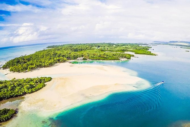 Marvelous Ile aux Cerf island: Speed Boat, Parasailing, Lunch & GRSE waterfall - How the Small Group Affects the Day