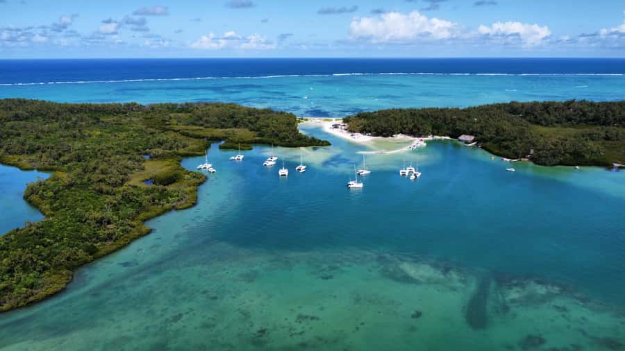 Mauritius 5 Islands Hopping Tours - PRIVATE BOAT - Leaving Trou dEau Douce by speedboat