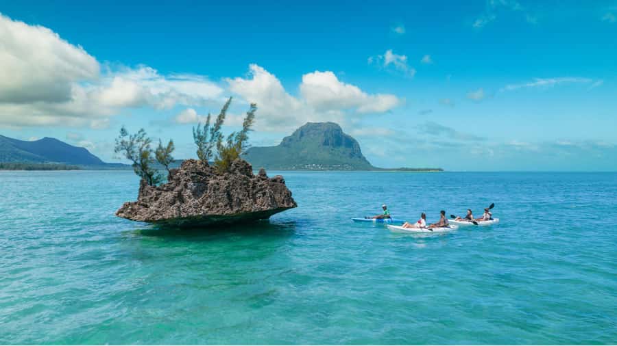 Mauritius: Guided Kayak tour to Benitiers Island - The two-hour paddle toward Île aux Bénitiers