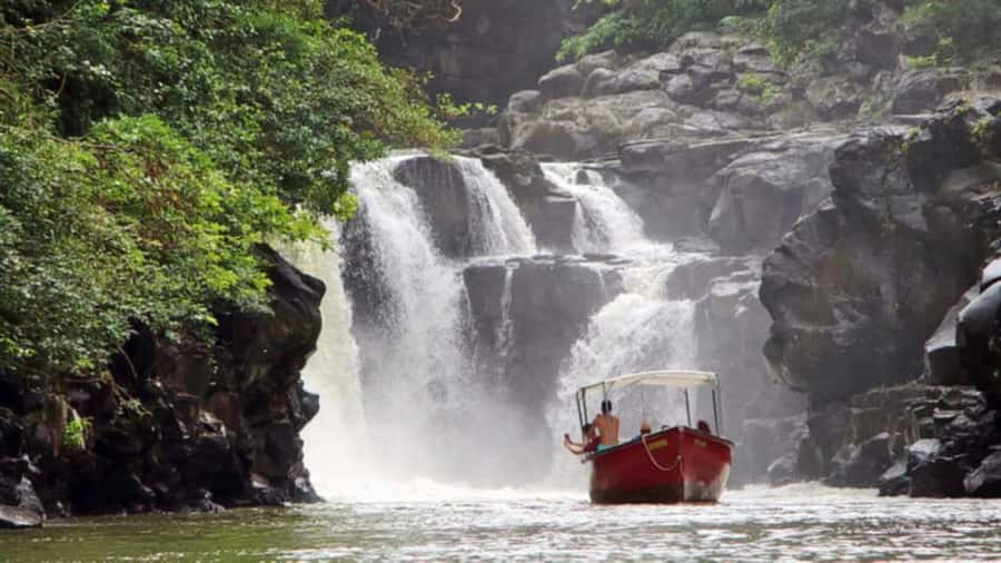 Mauritius: Ile aux Cerf Catamaran w/Waterfall Visit & Lunch - Snorkeling in Clear Lagoon Water