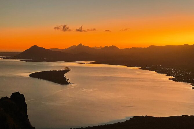 Mauritius: Le Morne: Intimate Hike Away from the Crowd - The 69-meter scramble: where the small group matters