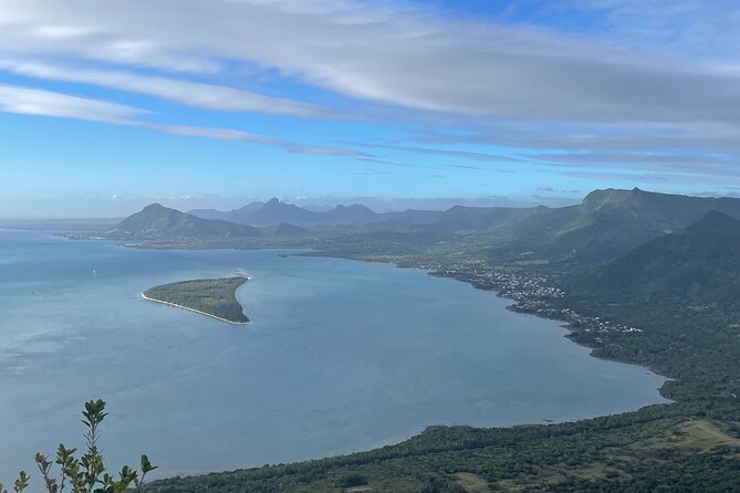 Mauritius: Le Morne: Intimate Hike Away from the Crowd - Vanessa’s guiding style