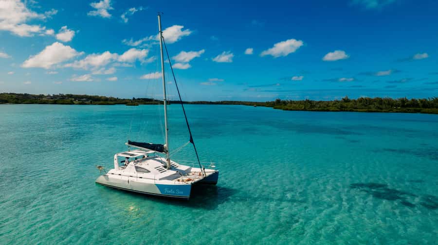 Mauritius: Private Catamaran Tour to île aux Cerfs - Seeing île aux Cerfs from the water