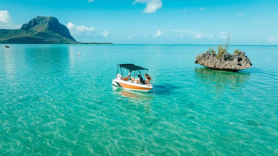 Mauritius: Swim with Dolphins Full-Day with Lunch/Drinks - BBQ lunch and beach time on Île aux Bénitiers