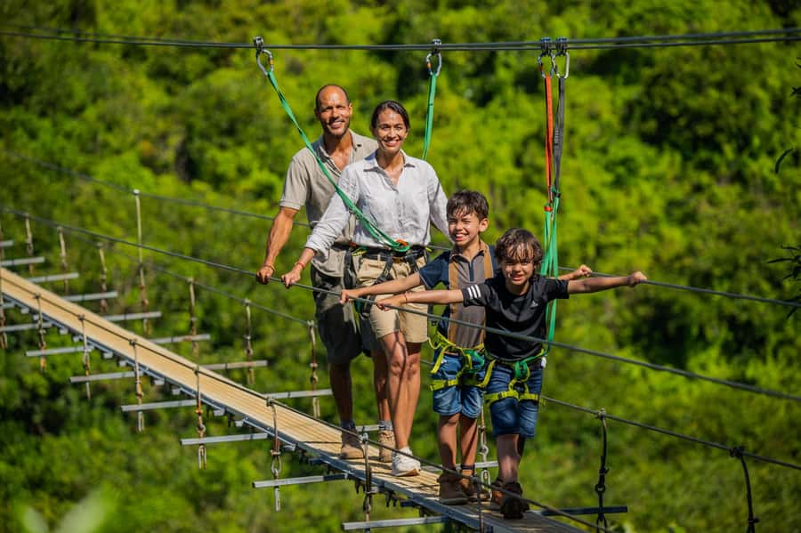 Mauritius: Vallé Advenature Park, Nepalese Bridge - Safety equipment and the instructor briefing
