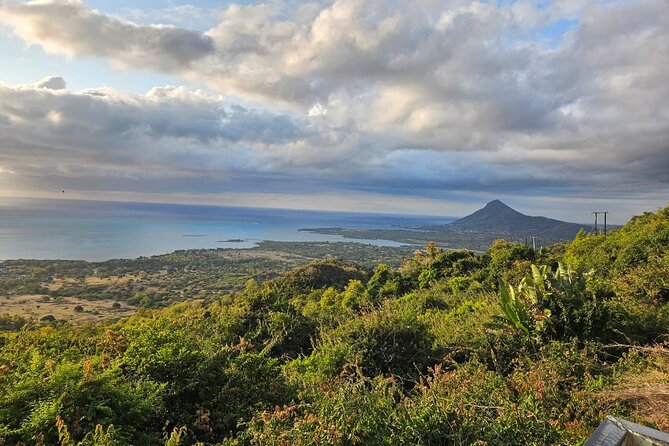 Private and Guided Tour of Mauritius South - Seven Coloured Earth is brief but visually unusual