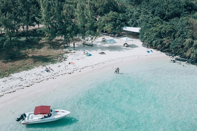 Private speed boat to ile aux cerfs - The speedboat run toward Ile aux Cerfs