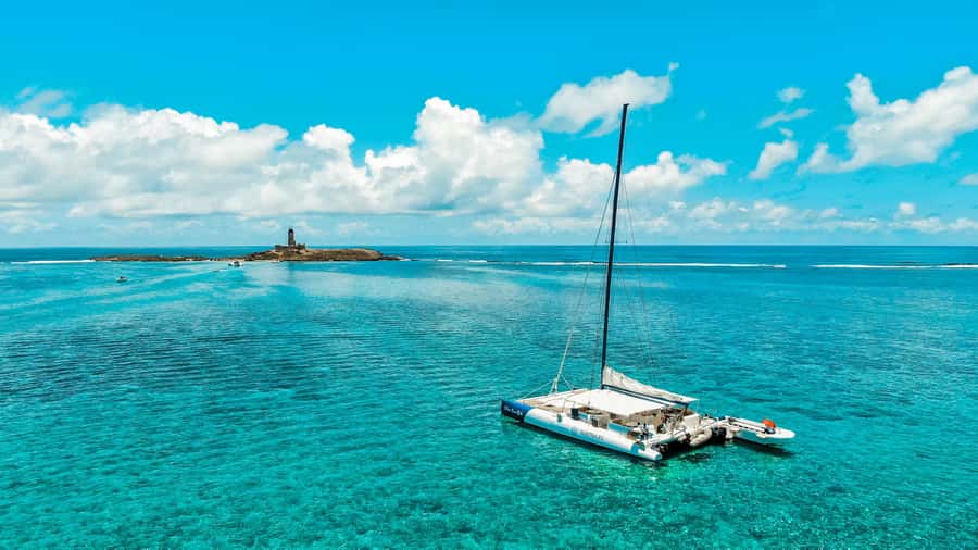 Southeast of Mauritius: Catamaran Cruise w/ BBQ Lunch - Ile de La Passe and Ile au Phare from the Water