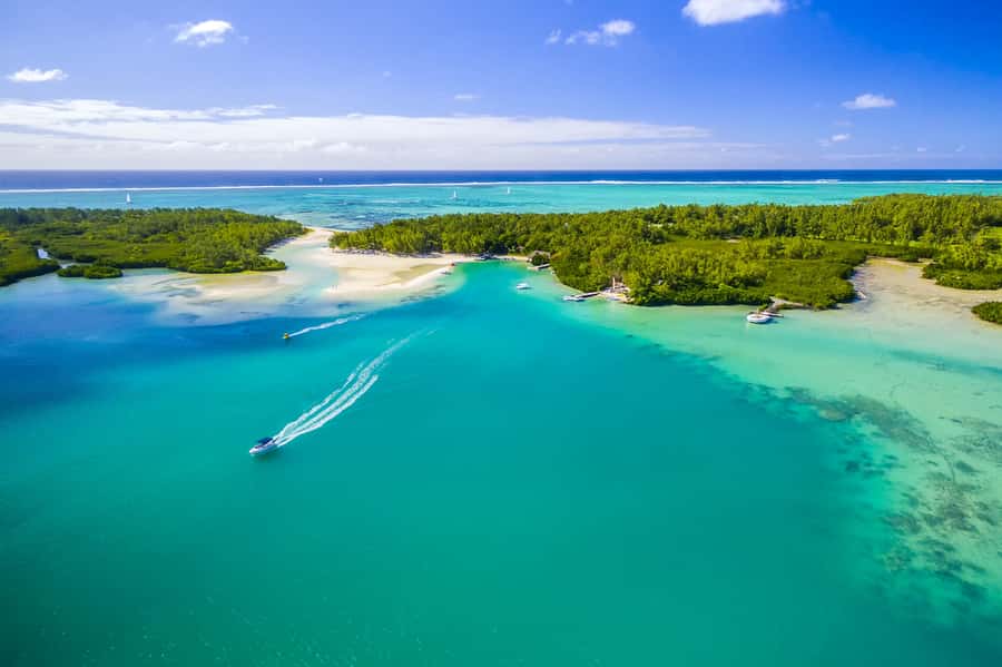 Speed boat to Ile aux Cerfs: Full day incl Lunch & Transfer - Starting from your hotel in Mauritius