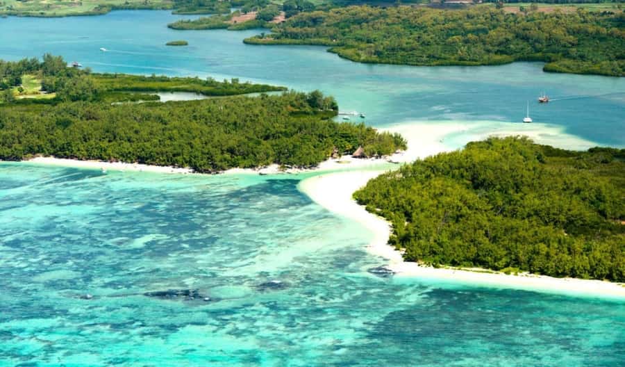 Speed boat to Ile aux Cerfs: Full day incl Lunch & Transfer - Trou d’Eau Douce and the first boat ride