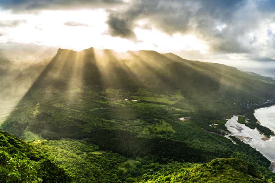 Sunrise hike at Le Morne Brabant with Local Guides (UNESCO) - Why Le Morne Brabant deserves an early start