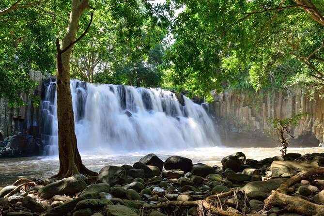 The Hidden Treasures of Mauritius, ALL INCLUSIVE Day Trip, Private SUV Car - Pont Naturel: volcanic rock against powerful waves