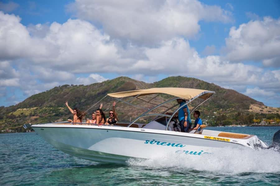 Trou d'Eau Douce: 5 Islands Tour with Snorkeling and BBQ - Phare Island and Île de la Passe