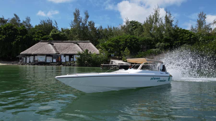 Trou d'Eau Douce: 5 Islands Tour with Snorkeling and BBQ - Île aux Cerfs: shopping, views, and free time