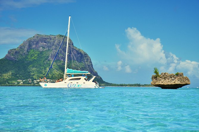 WEST Shared Cruise : OCÉANE Full Day Catamaran Ile aux Bénitiers - Barbecue lunch, drinks, and the crew’s role