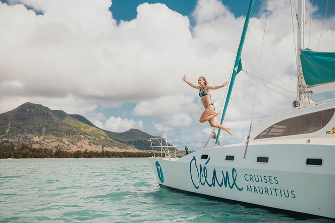 WEST Shared Cruise : OCÉANE Full Day Catamaran Ile aux Bénitiers - Who will enjoy this catamaran day most